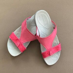 Merrell women’s pink/red slide sandals, size 8